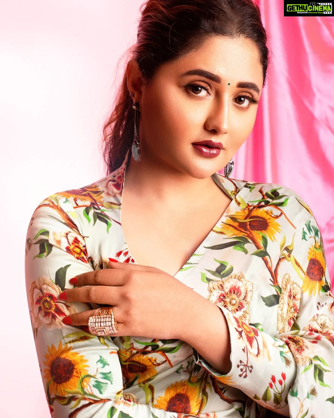 Rashami Desai - 295.7K Likes - "Oh ; hey there..." 💝
.
.
Saree @prajhnaashettyofficial
Rings: @zemafinejewellery
Earrings: @shesaidyes.plv_jewellery
Styling : @nehachaudhary_
HMU : @makeupby_tanvi
Shoot : @ipshita.db
.
.
#rashamidesai #rashamians #dadasahebphalkeaward #indian #bollywood #love #dream #immagical✨🧞♀️🦄 #whatelseispossible