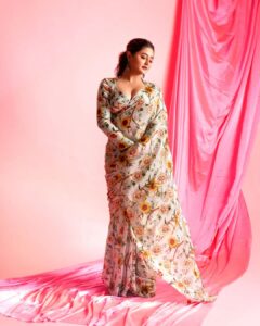 Rashami Desai Instagram - "Oh ; hey there..." 💝
.
.
Saree @prajhnaashettyofficial 
Rings: @zemafinejewellery 
Earrings: @shesaidyes.plv_jewellery
Styling : @nehachaudhary_ 
HMU : @makeupby_tanvi 
Shoot : @ipshita.db 
.
.
#rashamidesai #rashamians #dadasahebphalkeaward #indian #bollywood #love #dream #immagical✨🧞‍♀️🦄 #whatelseispossible