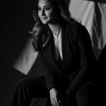 Rashami Desai Instagram - In love ❤️ . . @amitkhannaphotography @manalijagtap Assistanat: Shreya & pradeep @makeupby_tanvi Hair : #promise . . #rashamidesai #rashamians #diva #fashion #trending #love #instagram #immagical✨🧞‍♀️🦄 Radisson Blu Mumbai International Airport