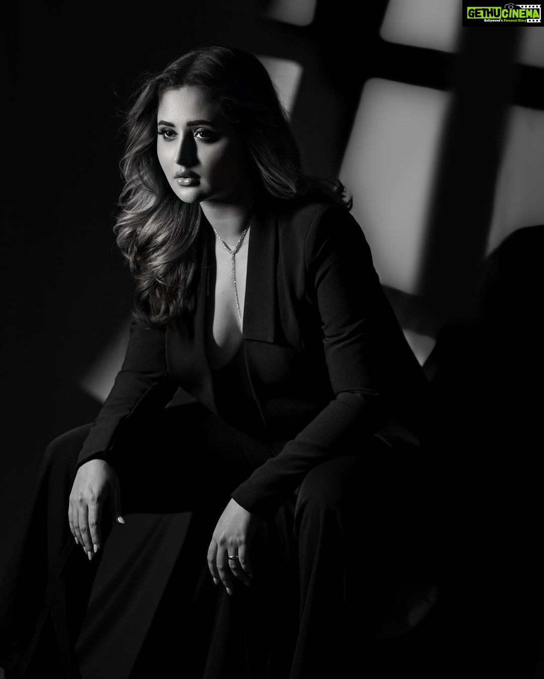Rashami Desai Instagram - In love ❤️ . . @amitkhannaphotography @manalijagtap Assistanat: Shreya & pradeep @makeupby_tanvi Hair : #promise . . #rashamidesai #rashamians #diva #fashion #trending #love #instagram #immagical✨🧞♀️🦄 Radisson Blu Mumbai International Airport