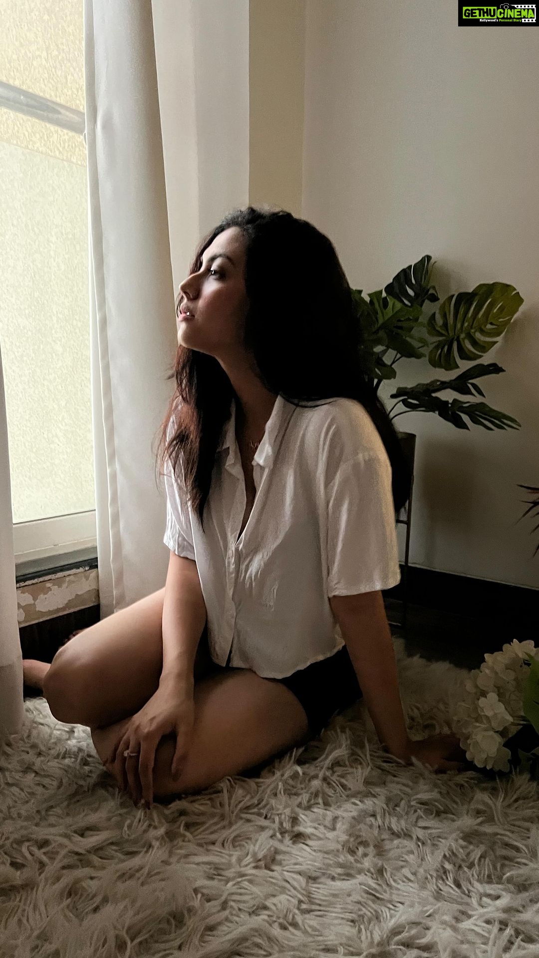 Reem Shaikh Instagram - Manzil se behtar lagane lage hai yeh raastein (The lighting is natural)