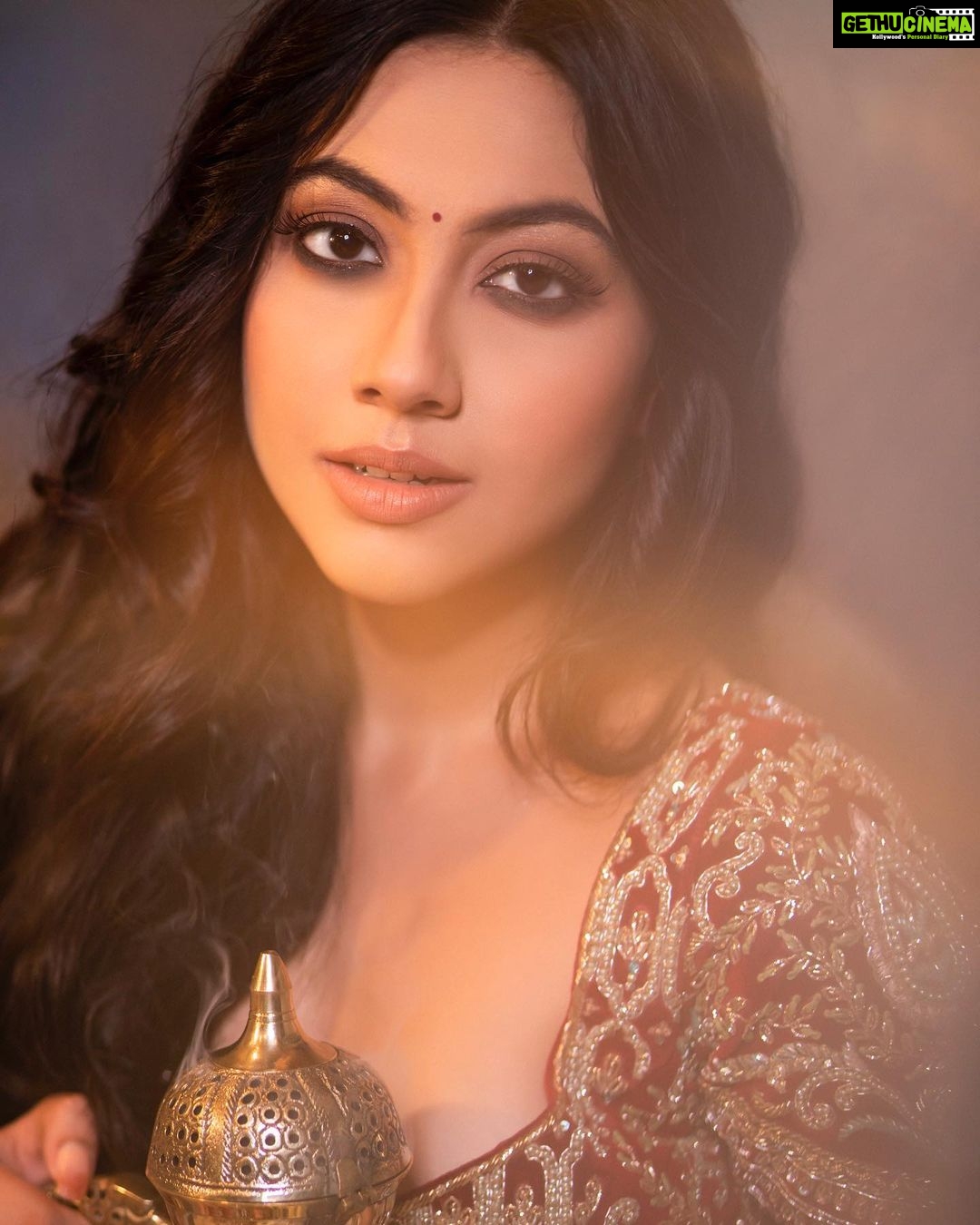 Reem Shaikh Instagram - The Vintage Charm ♥️ InFrame :- @reem_sameer8 . Shoot Concept & Styled By:- @nehaadhvikmahajan @bridalsbynam . 💄MUA , Hair & Styling :- @nehaadhvikmahajan . MakeUp :- @myglamm . 📸:- @luvisrrani . Outfit :- @rajgharana.rg . Jewelery :- @omsons_bridal_store . #reemsameershaikh #reemshaikh #nehaadhvikmahajan #nammakeovers #bridalsbynam