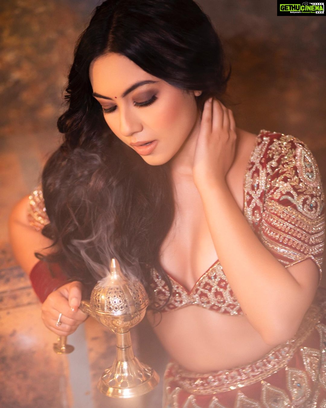 Reem Shaikh Instagram - The Vintage Charm ♥️ InFrame :- @reem_sameer8 . Shoot Concept & Styled By:- @nehaadhvikmahajan @bridalsbynam . 💄MUA , Hair & Styling :- @nehaadhvikmahajan . MakeUp :- @myglamm . 📸:- @luvisrrani . Outfit :- @rajgharana.rg . Jewelery :- @omsons_bridal_store . #reemsameershaikh #reemshaikh #nehaadhvikmahajan #nammakeovers #bridalsbynam