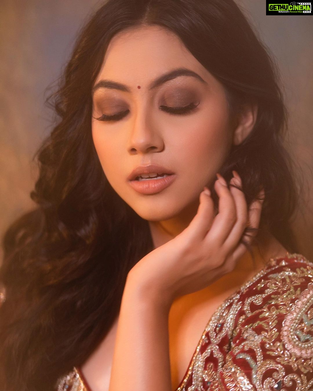 Reem Shaikh Instagram - The Vintage Charm ♥️ InFrame :- @reem_sameer8 . Shoot Concept & Styled By:- @nehaadhvikmahajan @bridalsbynam . 💄MUA , Hair & Styling :- @nehaadhvikmahajan . MakeUp :- @myglamm . 📸:- @luvisrrani . Outfit :- @rajgharana.rg . Jewelery :- @omsons_bridal_store . #reemsameershaikh #reemshaikh #nehaadhvikmahajan #nammakeovers #bridalsbynam