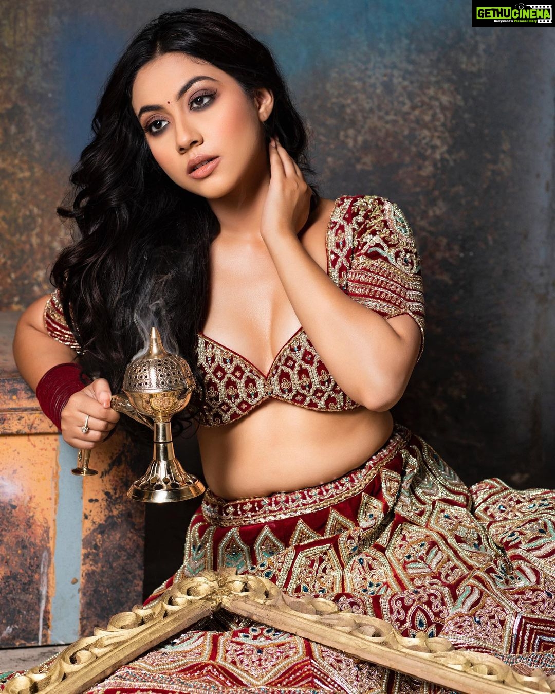 Reem Shaikh Instagram - In Frame :- @reem_sameer8 ♥️ . Shoot Concept & Styled By:- @nehaadhvikmahajan @bridalsbynam . 💄MUA , Hair & Styling :- @nehaadhvikmahajan . MakeUp :- @myglamm . 📸:- @luvisrrani . Outfit :- @rajgharana.rg . Jewelery :- @omsons_bridal_store . #reemsameershaikh #reemshaikh #nehaadhvikmahajan #nammakeovers #bridalsbynam