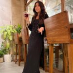 Reem Shaikh Instagram – “Kaale kapdon per koi red wine pekhta hai?!” 
Alizeh mood… The Backyard Brew