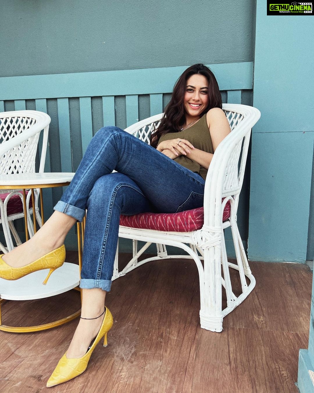 Reem Shaikh Instagram - Settling into the weekend mood….