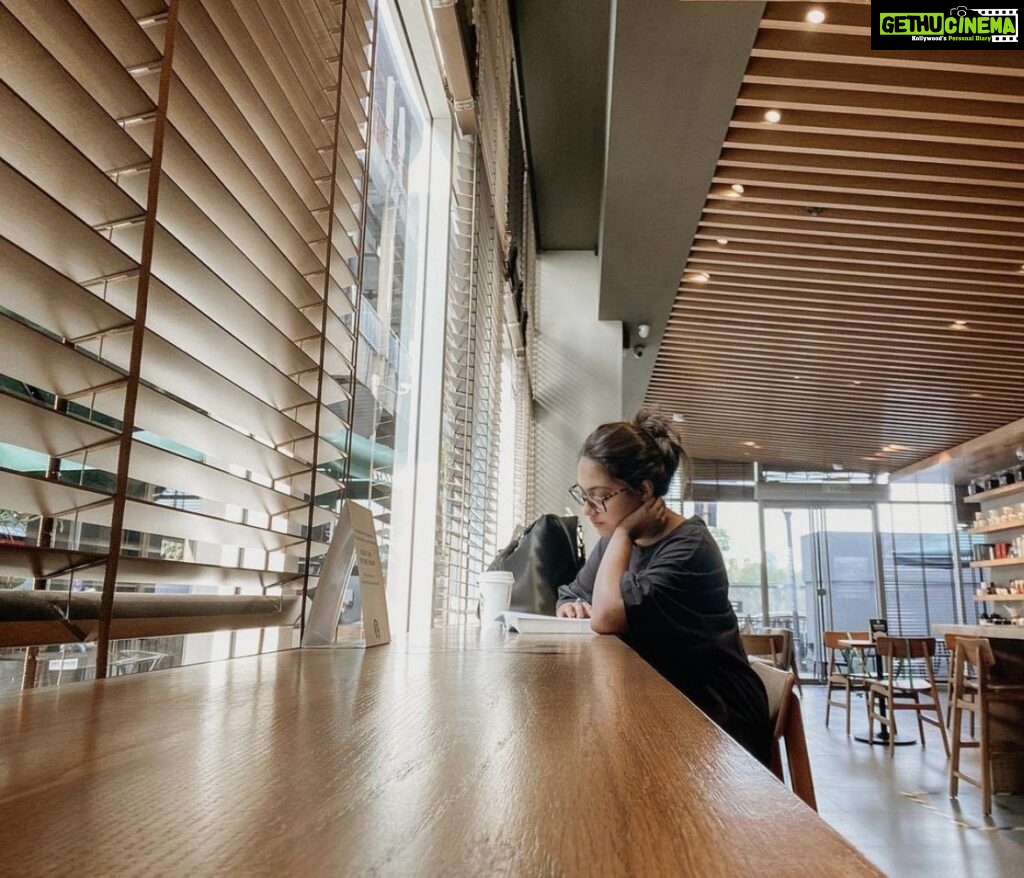 Reem Shaikh Instagram - Empty cafés fill me with fullness. Crowded cafés fill me with emptiness. #throwback #selfphotography