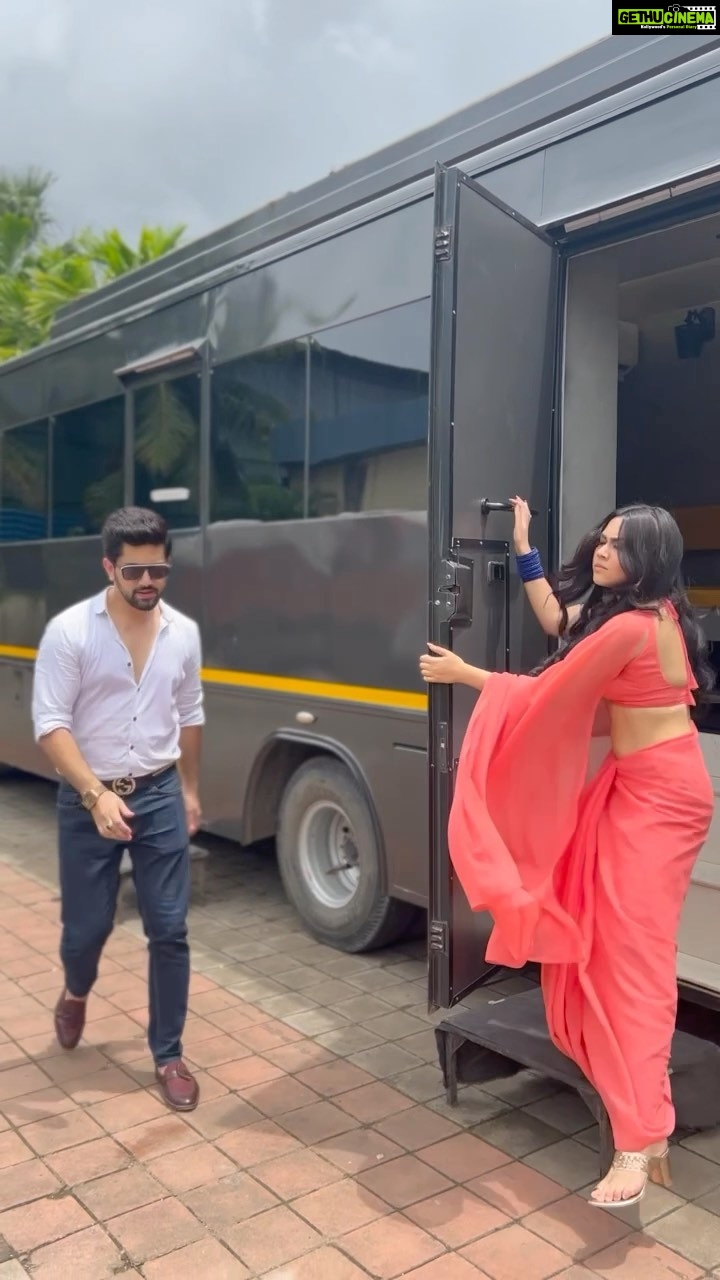 Reem Shaikh Instagram - What happens in vanity stays in the vanity and then comes our paparazzi friends “out of NOWHERE”..OMG Kaun batata hai aapko…🙄😂🫶🫶😅🦾🤍 On/off camera feud with @reem_sameer8 #part2 #paparazzi #papculture #series #zainimam #reem #reelsinstagram #fun #nopunintended #comedyvines #comedyreels #viral #videos