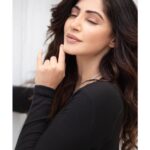 Reyhna Malhotra Instagram – S U R R E A L 

In frame @iam_reyhna 
Styled by @aesana0710
Makeup by @makeup_jockey
Hairstyling by @isha_hmua
Chain @miranabymegha 
Location courtesy @roofberriesbandra @maverick.communication01
