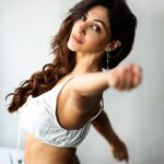Reyhna Malhotra Instagram – Magic💫💫💫💫💫🌈
Stretching out is my fav workout 🏋️‍♀️☃️
