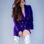 Reyhna Malhotra Instagram – Magic💫💫💫💫💫 🌈 
Blame it on my silver boots for the distress look👽 

Note to be Noted 
I dont wear hair extensions 
Its the magic #manetraa creates
SCALPOIL  @cagetheage