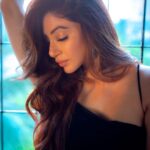 Reyhna Malhotra Instagram - Magic💫💫💫💫💫🌈 With silence comes the understanding the whole universe is awake 🤩💕🌈🧿🌇
