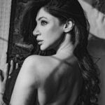 Reyhna Malhotra Instagram – Magic💫💫💫💫💫🌈
 Shades of black/colour