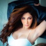 Reyhna Malhotra Instagram - Magic💫💫💫💫💫🌈 Stretching 🙆🏼‍♀️ makes me feel sexy💝😹 @cashmakeupartistry @darshan.bhanushali_