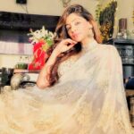 Reyhna Malhotra Instagram - Magic💫💫💫💫💫🌈 Agar mein kaho mujhe tumsey mohabbat hain , meri bus yehi chahat hain.....toh kya karongey 💓❤️ @nikkishaaofficial thnku for this beautiful saree 📸 @prateekshah1