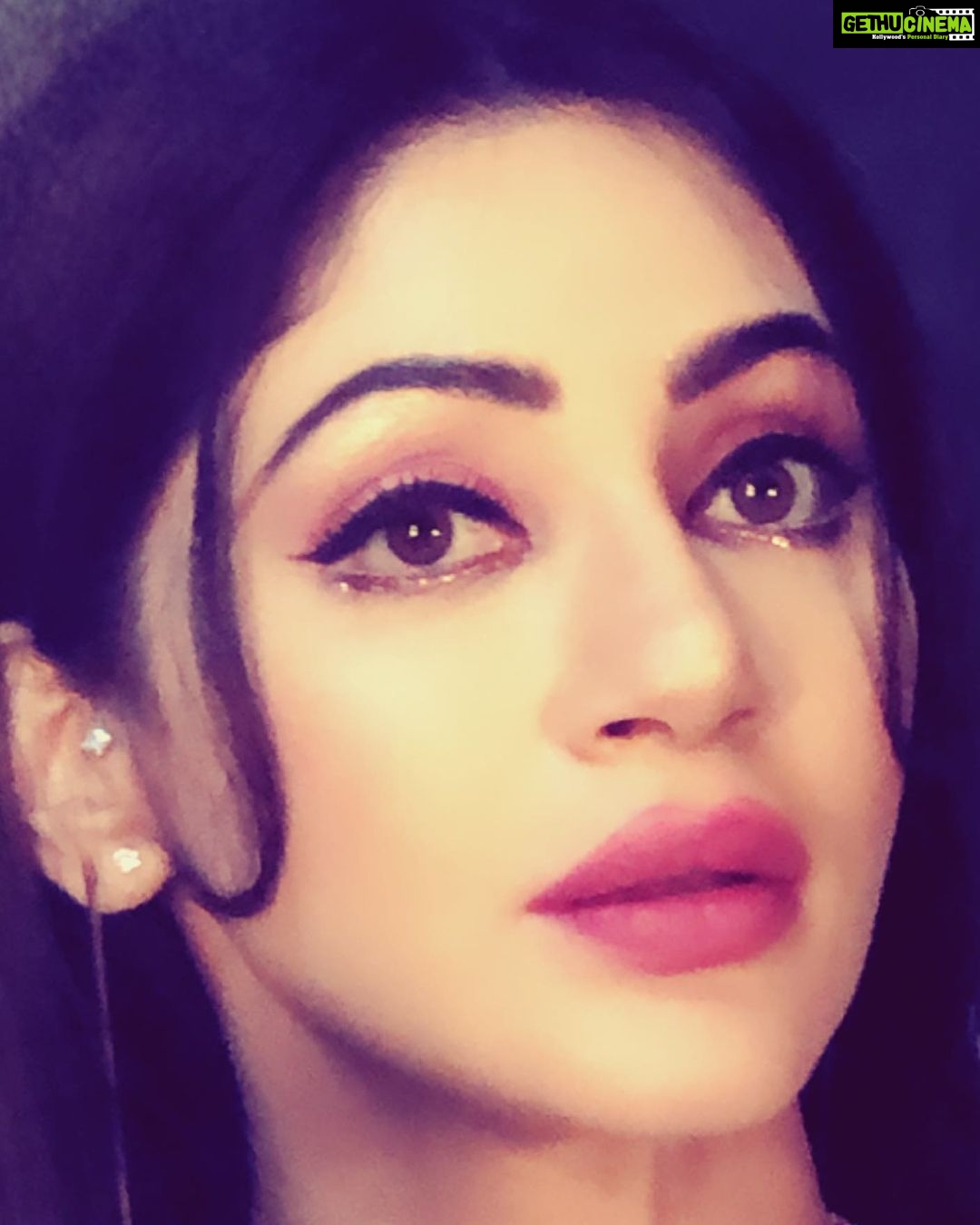 Reyhna Malhotra Instagram - Magicπ«π«π«π«π«π Jindagee kabhi adhori si kabhi poorn si, Jindagee kabhi khed si kabhi muskhrat si , Jindagee mein aisi jaan jiske andar jindagee si hoon , woh hoon meinπΈπΊπΌπΉπππ Jhooth nahin kuch... bus aisi si hoon meinπ