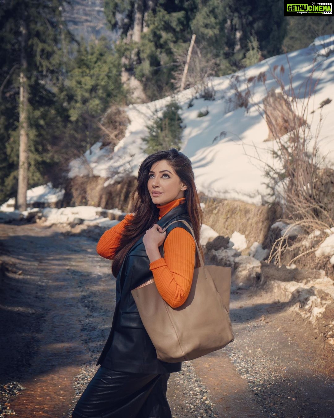 Reyhna Malhotra Instagram - Magicπ«π«π«π«π«π Always aimed at things above β¬οΈ πππΊ π #universe #manifest #quantum #leap #faith #workhard #playhard #miracle #zara #celine #bag #fashion Glampeco