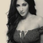 Reyhna Malhotra Instagram - Magic💫💫💫💫💫🌈 Okay I was not part of pillow challenge that was silly but when it comes to supporting woman hood I m all up and game for it hence #Challenge accepted let’s be kind and motivate each other Thanku @chintzykaur @castingpriyata #womensupportingwomen #blackandwhitechallenge