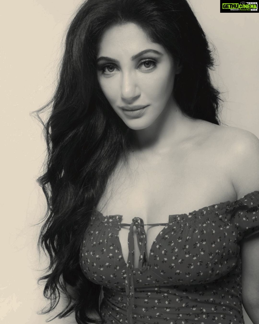 Reyhna Malhotra Instagram - Magic💫💫💫💫💫🌈 Okay I was not part of pillow challenge that was silly but when it comes to supporting woman hood I m all up and game for it hence #Challenge accepted let’s be kind and motivate each other Thanku @chintzykaur @castingpriyata #womensupportingwomen #blackandwhitechallenge