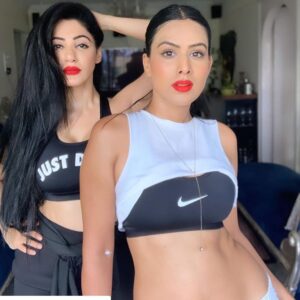 Reyhna Malhotra Instagram - Magic💫💫💫💫💫🌈
The only drama that we enjoy is with our makeup 💄 
@niasharma90 red lip lover ❤️👄