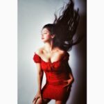 Reyhna Malhotra Instagram - Magic💫💫💫💫💫🌈 They said ....... Beauty lies in the eyes of the beholder Why? Be ur own beholden, Be ur own beautiful, Be ur own level of warrior, Be ur own power. Own YOURSELF! Owning is Roaring !! Adding to my roar my hair plays a great deal of a role hence @cagetheage has created the magic potion 🧪 which we have used forever and it’s fondly called SCALPOIL ( brand name out soon ) Oiling the scalp and scalp health is the key 🔐 for the healthy growth !