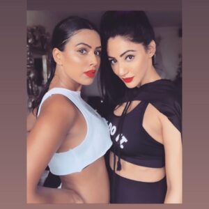 Reyhna Malhotra Instagram - Magic💫💫💫💫💫🌈 The only drama that we enjoy is with our makeup 💄 @niasharma90 red lip lover ❤️👄