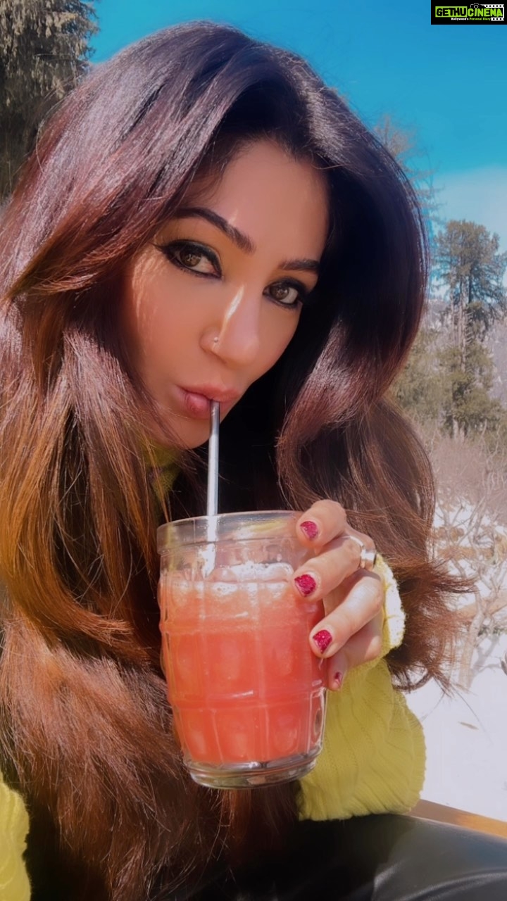 Reyhna Malhotra Instagram - Magicπ«π«π«π«π«π«π Manali was beautiful but looking after hair and skin is a task in winters Hair gets dry ,frizzy but mine was nourished and taken care by @manetraahair What a magic potion @cagetheage Also hydrate hydrate hydrate for plump skin I would force myself with fluids π» to get toxins off my system β€οΈ #haircare #manetraahair #scalpoil #serum #hydrate #watermelonsugar