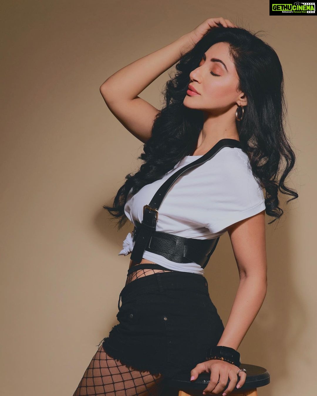 Reyhna Malhotra Instagram - Magicπ«π«π«π«π«π Quarantine is a difficult time but hold on π Specially for people who live alone But keep it safe strong and healthy π