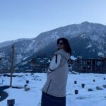 Reyhna Malhotra Instagram - Magic💫💫💫💫💫🌈 Just like a good mate you took care of me 💗 Manali mountains you were good to me Thankyou 🤓 I was skeptical travelling alone but Bahut Mazza ayaa I enjoyed my company Randomn talks with people who I came across my path I wanted to extend my stay but couldn’t as shivratri hain ghar jaana hain 🙏😇 But Kashmiri in me knows now I am more of a mountain person I was at one #manali #mountains #snow ❤💫🌈🏔