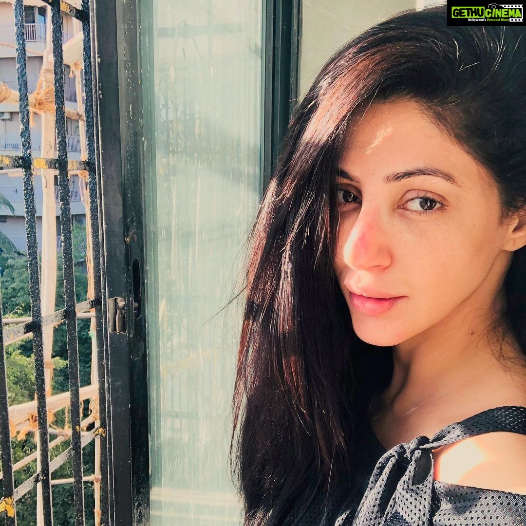 Reyhna Malhotra Instagram - Magicπ«π«π«π«π«π Red nose ,freckles , frizzzzzy hair my real self