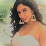 Reyhna Malhotra Instagram – Magic💫💫💫💫💫🌈
Sab Kuch se lekar bahut Kuch warna Kuch bhi nahin