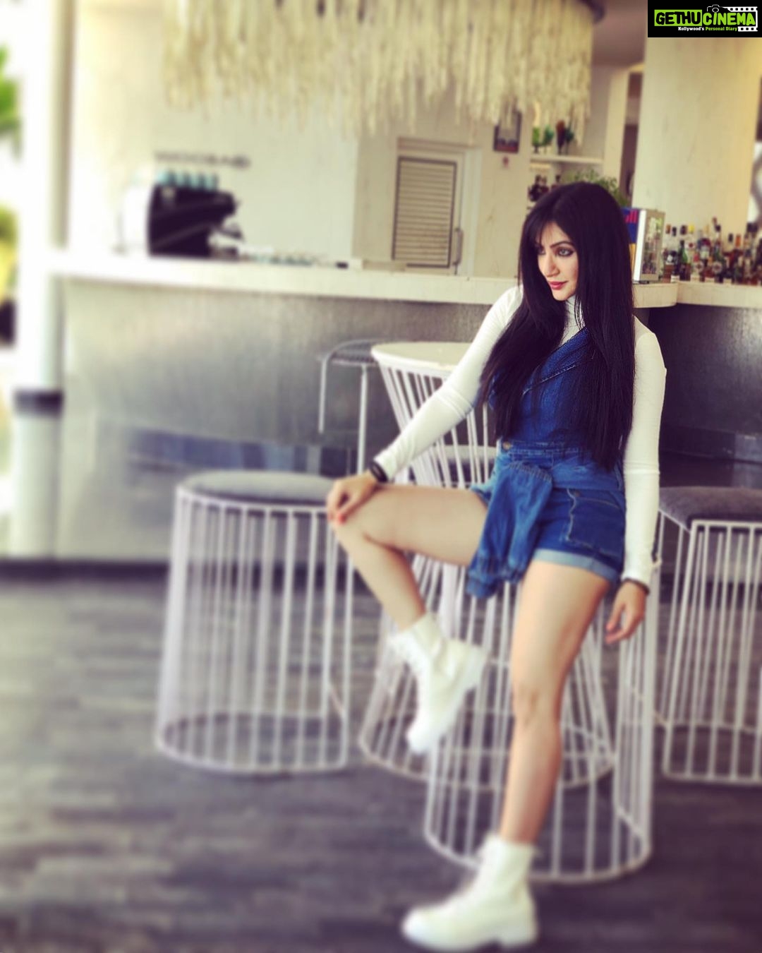 Reyhna Malhotra Instagram - Magicπ«π«π«π«π«π Saturation and a pallete of hue... I borrowed jus white and some blue - from the skies far & few- to rise an image ... familiar yet new !
