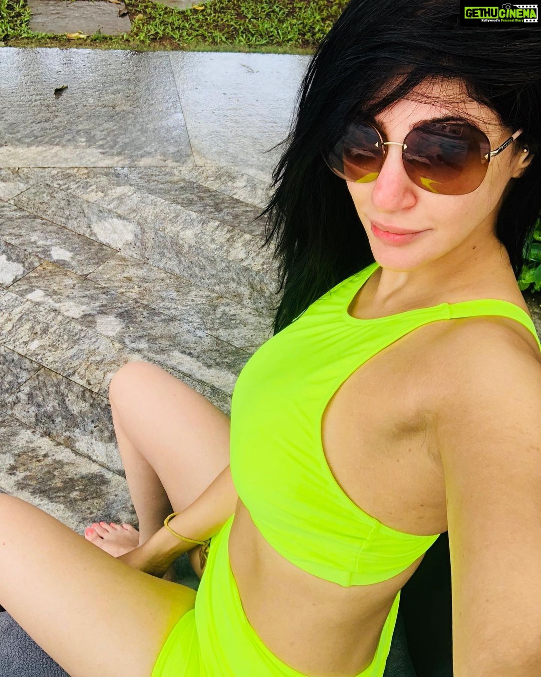 Reyhna Malhotra Instagram - Magic 💫💫💫💫💫🌈 🚿