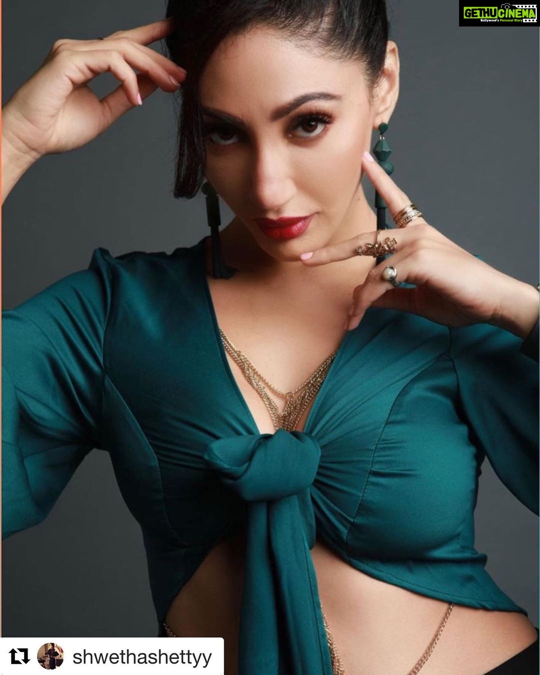 Reyhna Malhotra Instagram - Magic 💫💫💫💫💫🌈 Fabulous pose 😛 #Repost @shwethashettyy with @get_repost ・・・ Strike A Pose! . . MakeUp & Hair By Me @shwethashettyy . . InFrame @iam_reyhna 📸 @ashwin.fernandes . . #makeup #makeupbyshwethashettyy #instamakeup #makeupart #powerofmakeup #makeupdolls #makeupartist #mua #makeupartistworldwide #makeupforever #makeupaddict #makeupjunkies #makeupmafia #wakeupandmakeup💄 #instaa_makeup #beautyblogger