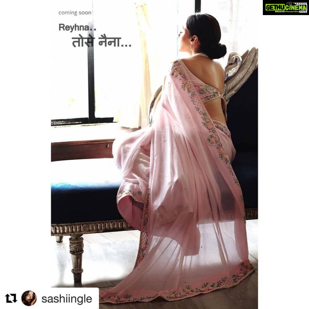 Reyhna Malhotra Instagram - Magic💫💫💫💫💫🌈 Always a goodone with u @sashiingle @shamitashettyinglephotography 🌹❤️ You create the magic with ur good vibe #Repost @sashiingle with @get_repost ・・・ Tohse Naina .. Actress Reyhna Pandit is quite known for her Glamorous look but she enchanted the Len's and definitely her audience too with her look in Saree. It was Fun filled with energy and loads of laughter on the set. Quite a humble and beautiful person she is. Actress: @iam_reyhna MUA & Hair: @payal_hair_and_makeupartist @shamitashettyinglephotography @sashiingle #saree #lovesaree #sarees #draping #bollywood #actress #beautiful #glamour #glamourshots #photography #passion #editorial #magazine #jewelry #fashion #film #filmmaking #content #live #love #laugh #gratitude #instalovers