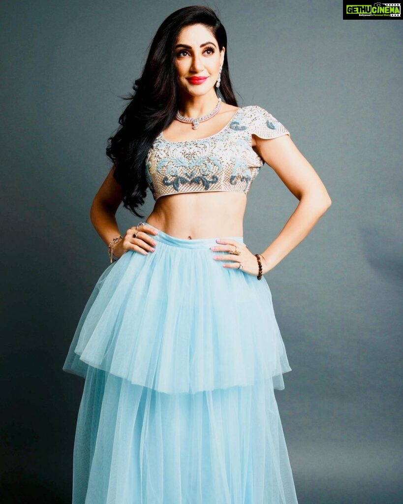 Reyhna Malhotra Instagram - Magic💫💫💫💫💫🌈 Hmmmmmm #Indian Beautiful dress @ Nikkishaaoffical