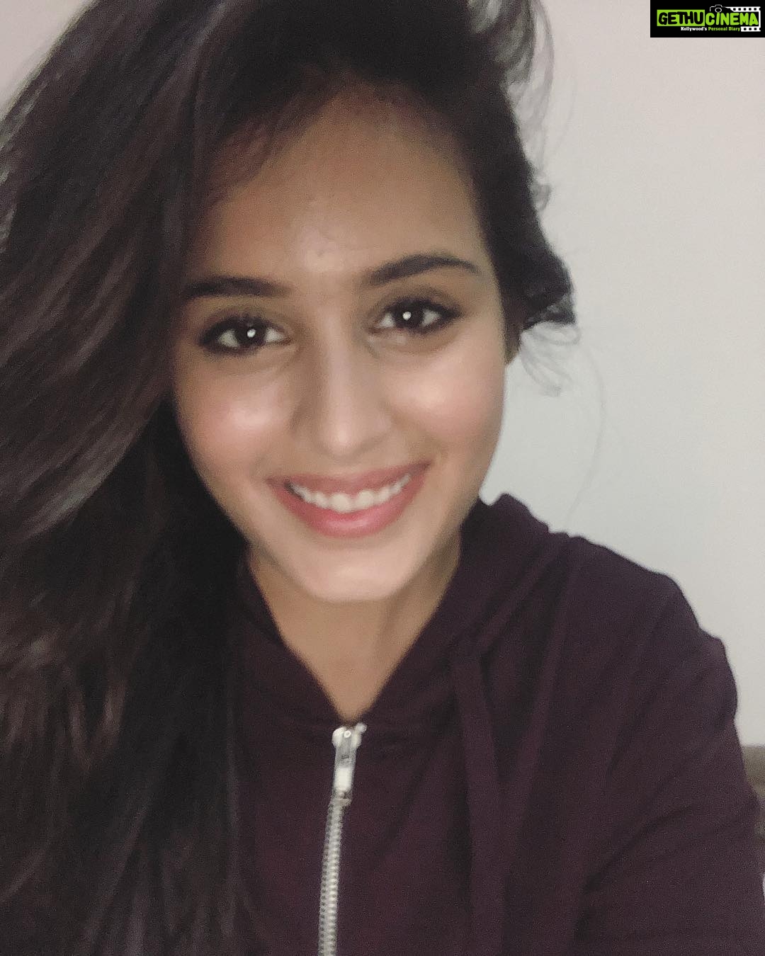 Rhea Sharma Instagram - Looking forward to 11th April ! #vivoipl #starplusticket2cricket @starplus