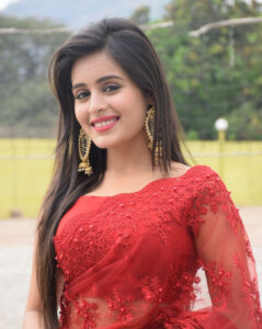 Rhea Sharma Instagram - Cuz I’m wearing a red saree 😏😁 ❤️
#RheaSharma #KanakRathi #beingindian #tusoorajmainsaanjhpiyaji @starplus