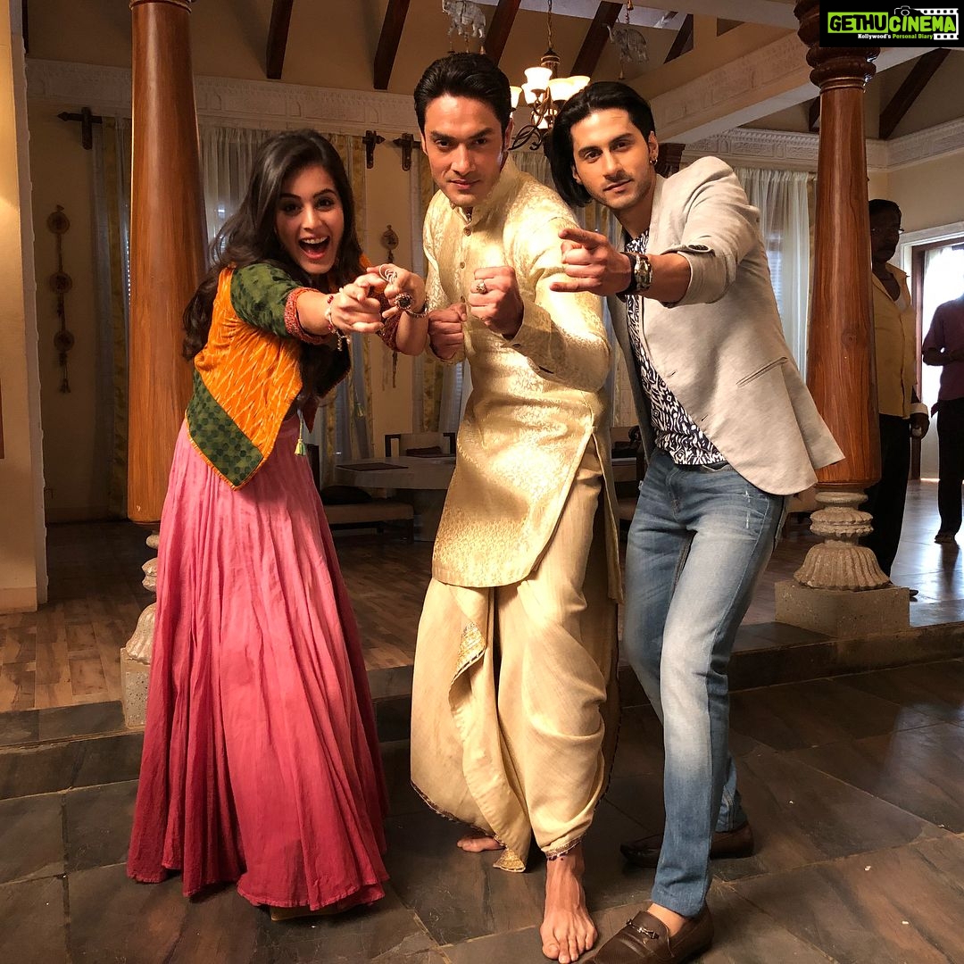Rhea Sharma Instagram - Craziness inbetween shots #KanakRathi #UmaShankar #Aditya #TSMSP @starplus