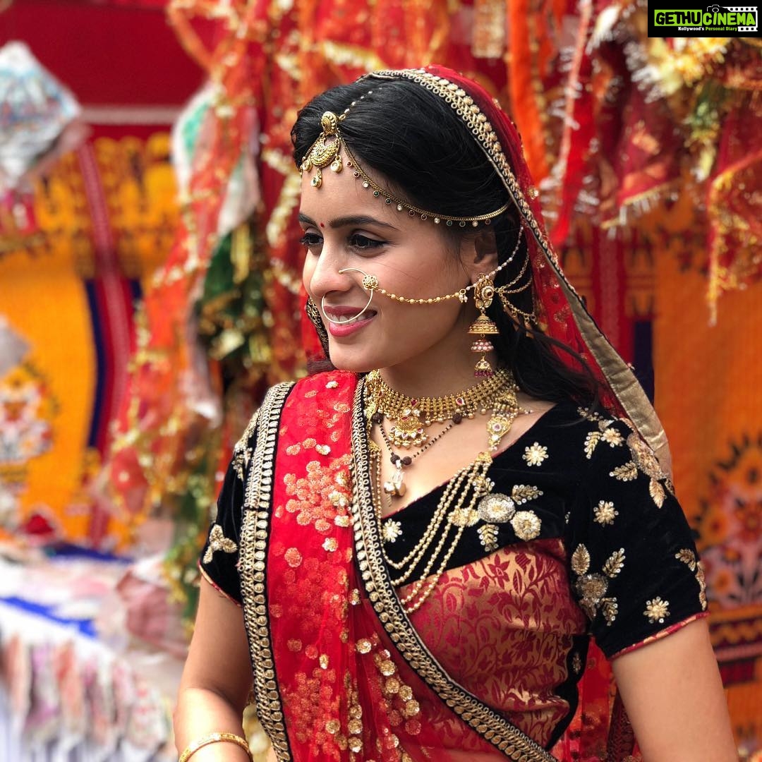 Rhea Sharma Instagram - May Maa Lakshmi illuminate our lives with happiness, good health and prosperity 🙏🏻#happydiwali💥🎉🎆 #RheaSharma #KanakRathi #StarPlus #TuSoorajMainSaanjhPiyaji