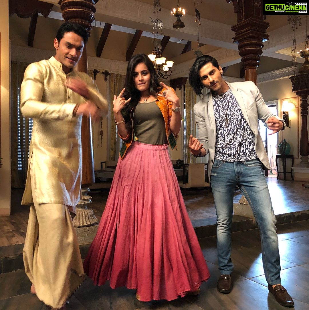 Rhea Sharma Instagram - Craziness inbetween shots #KanakRathi #UmaShankar #Aditya #TSMSP @starplus