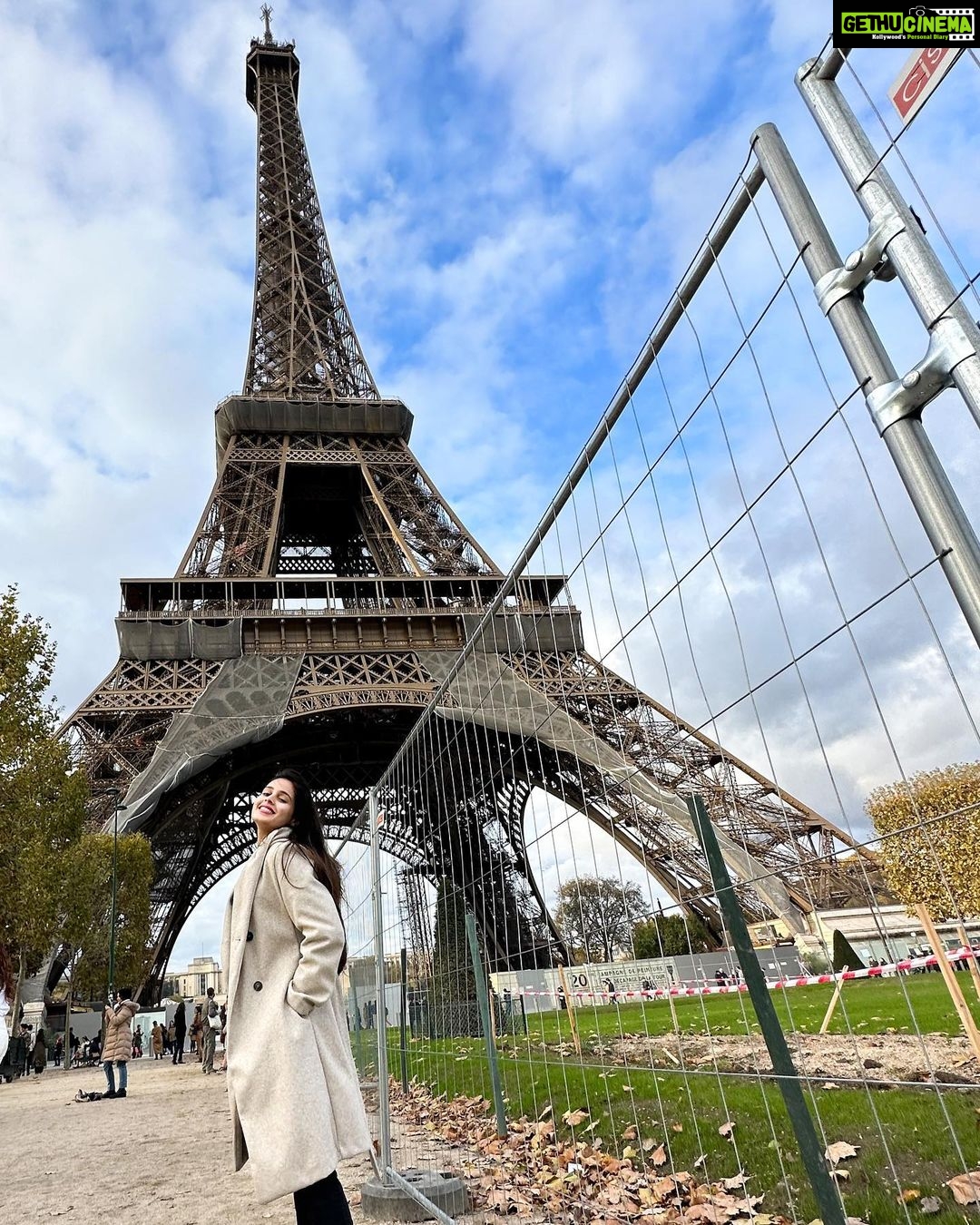 Rhea Sharma Instagram - Manifestations ✨ Can’t describe the fun I had with both of you @gauravsharma31__ and @snehapsharma at one of the special places I have always wanted to visit !! 📸: @snehapsharma ❤️ @gauravsharma31__ ❤️ #eiffeltower #toureiffel #paris #sunnyday #autumn #travel Eiffel Tower, Paris