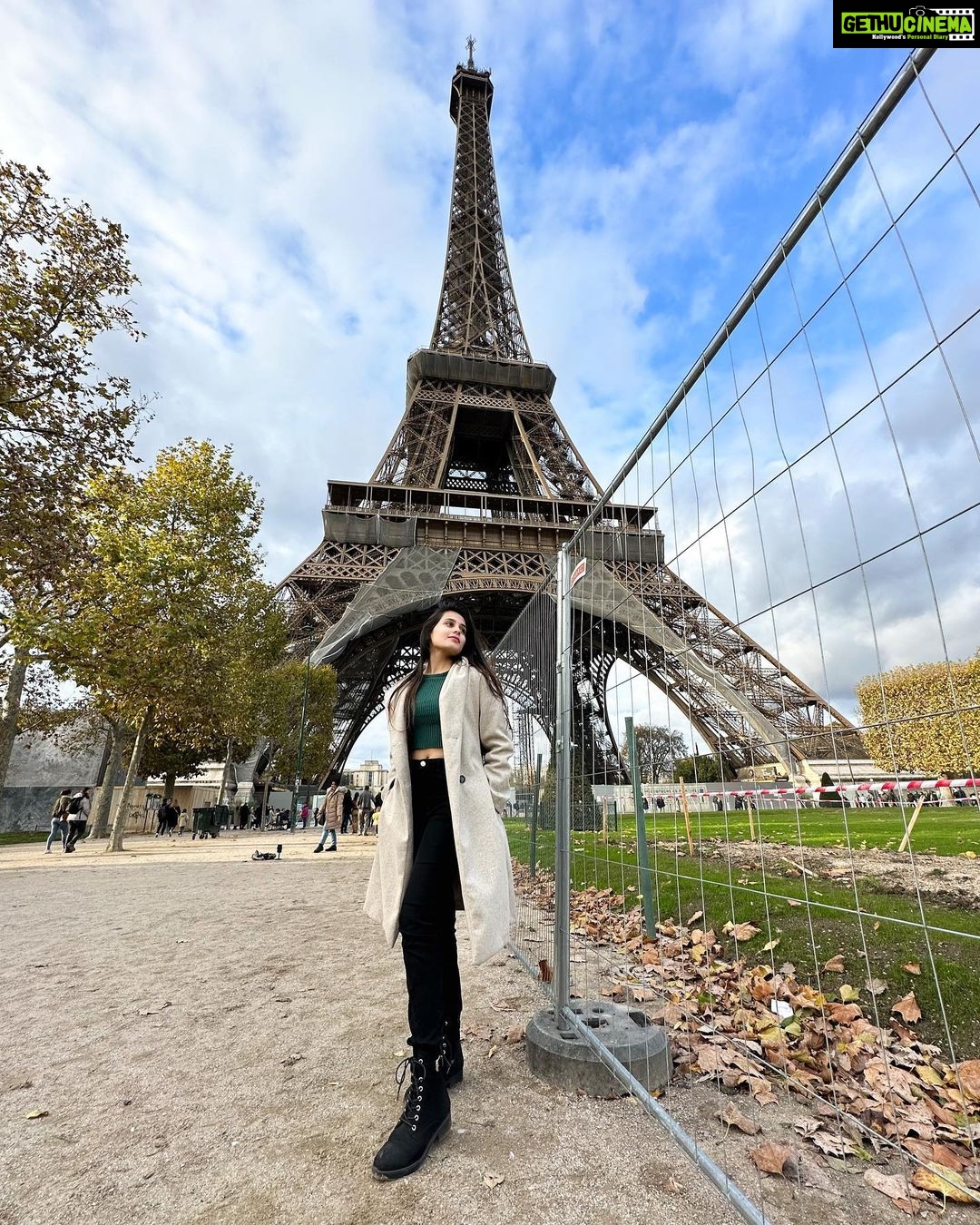 Rhea Sharma Instagram - Manifestations ✨ Can’t describe the fun I had with both of you @gauravsharma31__ and @snehapsharma at one of the special places I have always wanted to visit !! 📸: @snehapsharma ❤️ @gauravsharma31__ ❤️ #eiffeltower #toureiffel #paris #sunnyday #autumn #travel Eiffel Tower, Paris