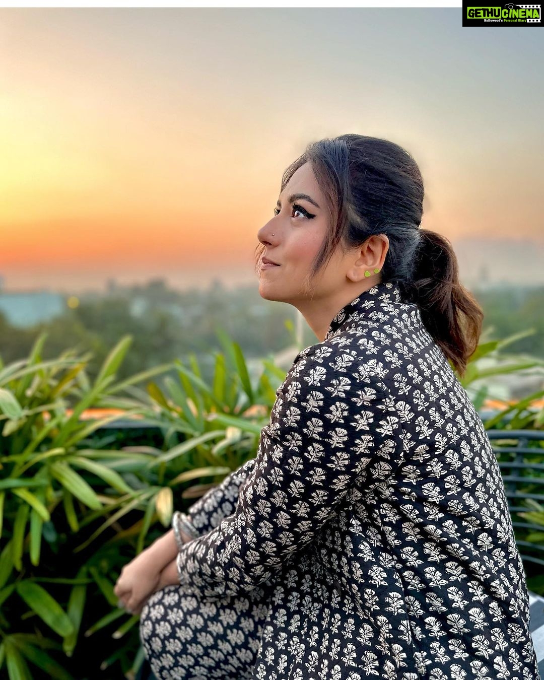 Riddhi Dogra Instagram - Why can’t we add music to multiple photos?!!!! Name a song the pictures remind you of. Let’s make this post musical 🎶🥰🤩 Yesterday in Kolkata for #lakadbaggha Hello photo-bomber @theanshumanjha H & M @makeupartist_prasenjit Outfit @gulabo_jaipur Jewellery @silverpalace_jewels Styled by @stylebysaachivj Team @sanzimehta777