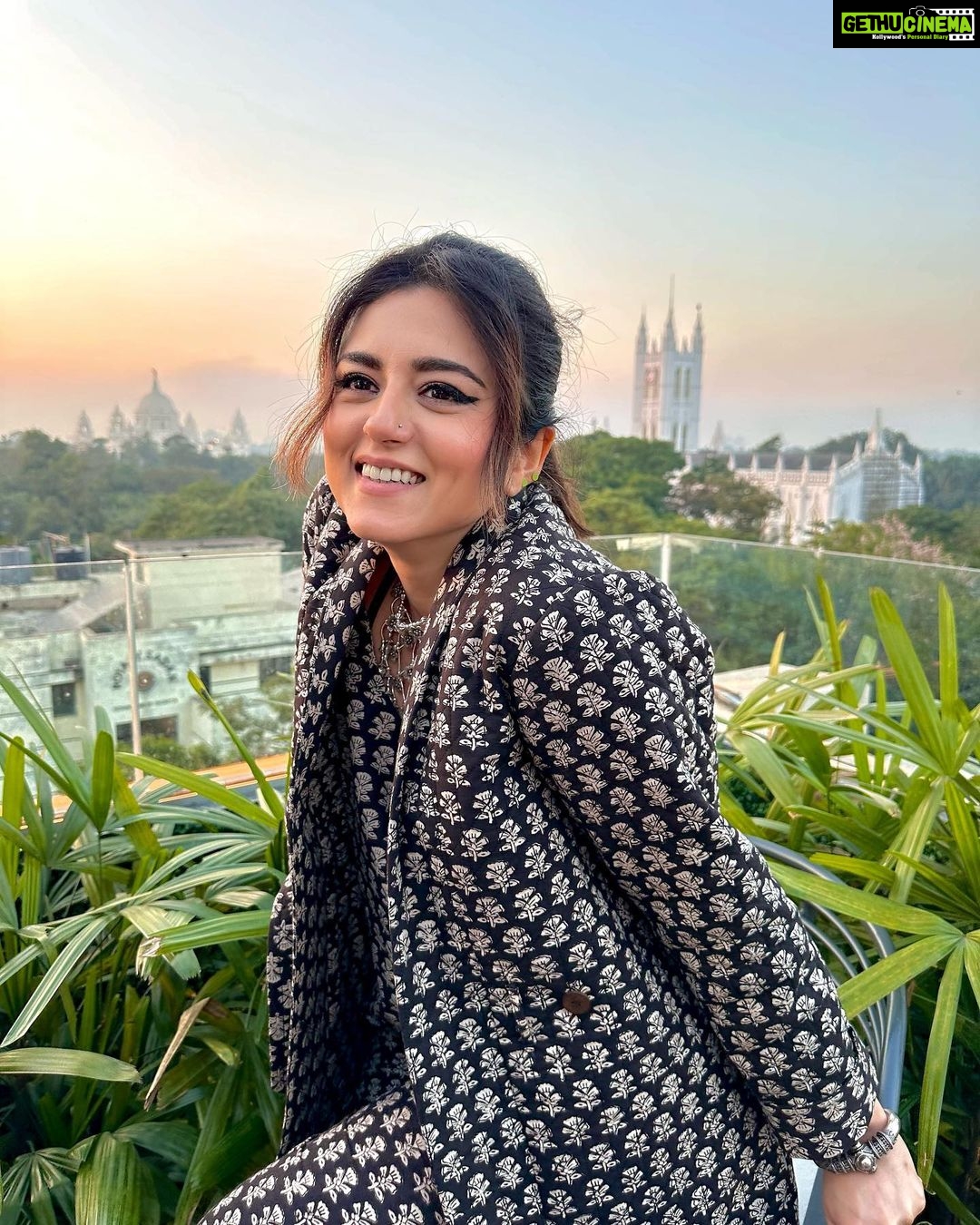 Riddhi Dogra Instagram - Why can’t we add music to multiple photos?!!!! Name a song the pictures remind you of. Let’s make this post musical 🎶🥰🤩 Yesterday in Kolkata for #lakadbaggha Hello photo-bomber @theanshumanjha H & M @makeupartist_prasenjit Outfit @gulabo_jaipur Jewellery @silverpalace_jewels Styled by @stylebysaachivj Team @sanzimehta777