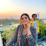 Riddhi Dogra Instagram - Why can’t we add music to multiple photos?!!!! Name a song the pictures remind you of. Let’s make this post musical 🎶🥰🤩 Yesterday in Kolkata for #lakadbaggha Hello photo-bomber @theanshumanjha H & M @makeupartist_prasenjit Outfit @gulabo_jaipur Jewellery @silverpalace_jewels Styled by @stylebysaachivj Team @sanzimehta777