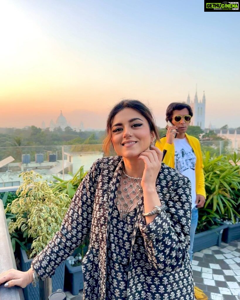 Riddhi Dogra Instagram - Why can’t we add music to multiple photos?!!!! Name a song the pictures remind you of. Let’s make this post musical 🎶🥰🤩 Yesterday in Kolkata for #lakadbaggha Hello photo-bomber @theanshumanjha H & M @makeupartist_prasenjit Outfit @gulabo_jaipur Jewellery @silverpalace_jewels Styled by @stylebysaachivj Team @sanzimehta777