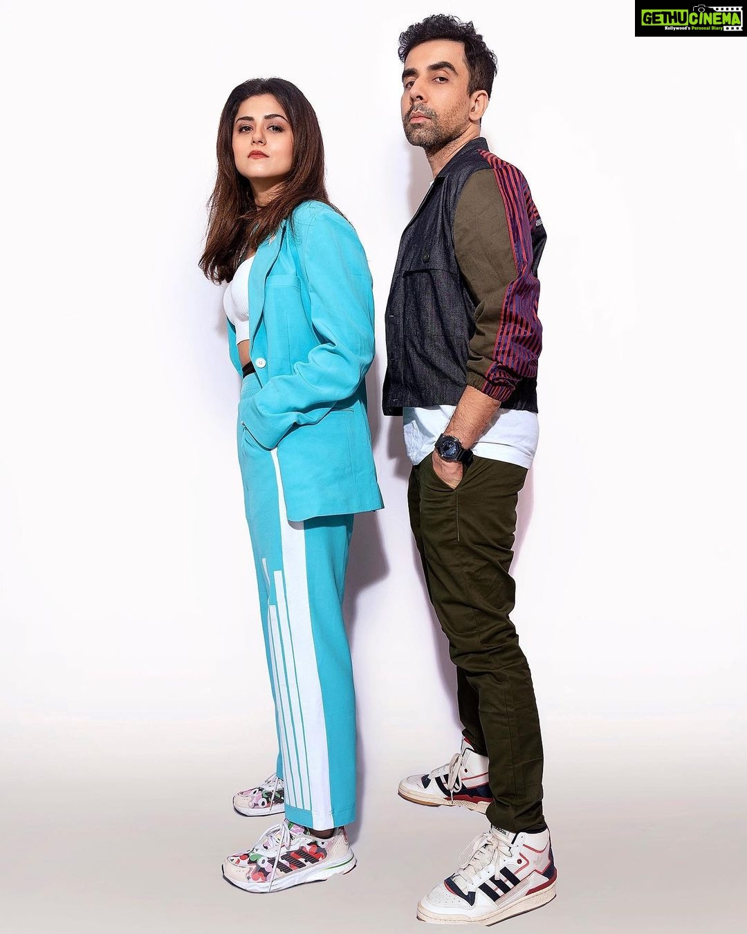 Riddhi Dogra Instagram - Went with our pitch to the Mumbai studios before the @fifaworldcup semi finals! Which team are you rooting for tonight #fifa #argentinavsfrance #wearingthewinningcolor #pitchersonzee5 Muah @shreyamakeupandhair 📸 @ashish_ojha_photography Styling @stylebysaachivj Team @styledbynikinagda Outfit @justbillibyrashmichhabra