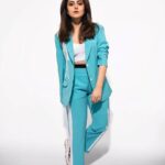 Riddhi Dogra Instagram – Went with our pitch to the Mumbai studios before the @fifaworldcup semi finals! 

Which team are you rooting for tonight #fifa #argentinavsfrance #wearingthewinningcolor

#pitchersonzee5 

Muah @shreyamakeupandhair 
📸 @ashish_ojha_photography 
Styling @stylebysaachivj 
Team @styledbynikinagda
Outfit @justbillibyrashmichhabra